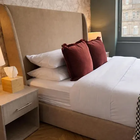 Stylish 1bd On The Headrow Ls1 & Parking * Leeds (West Yorkshire)